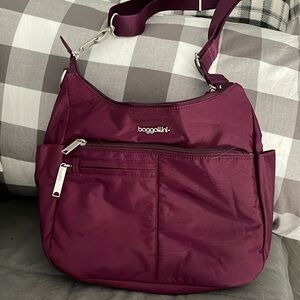 Baggallini Crossbody. Never used. The color is great for any Fall wardrobe🍂